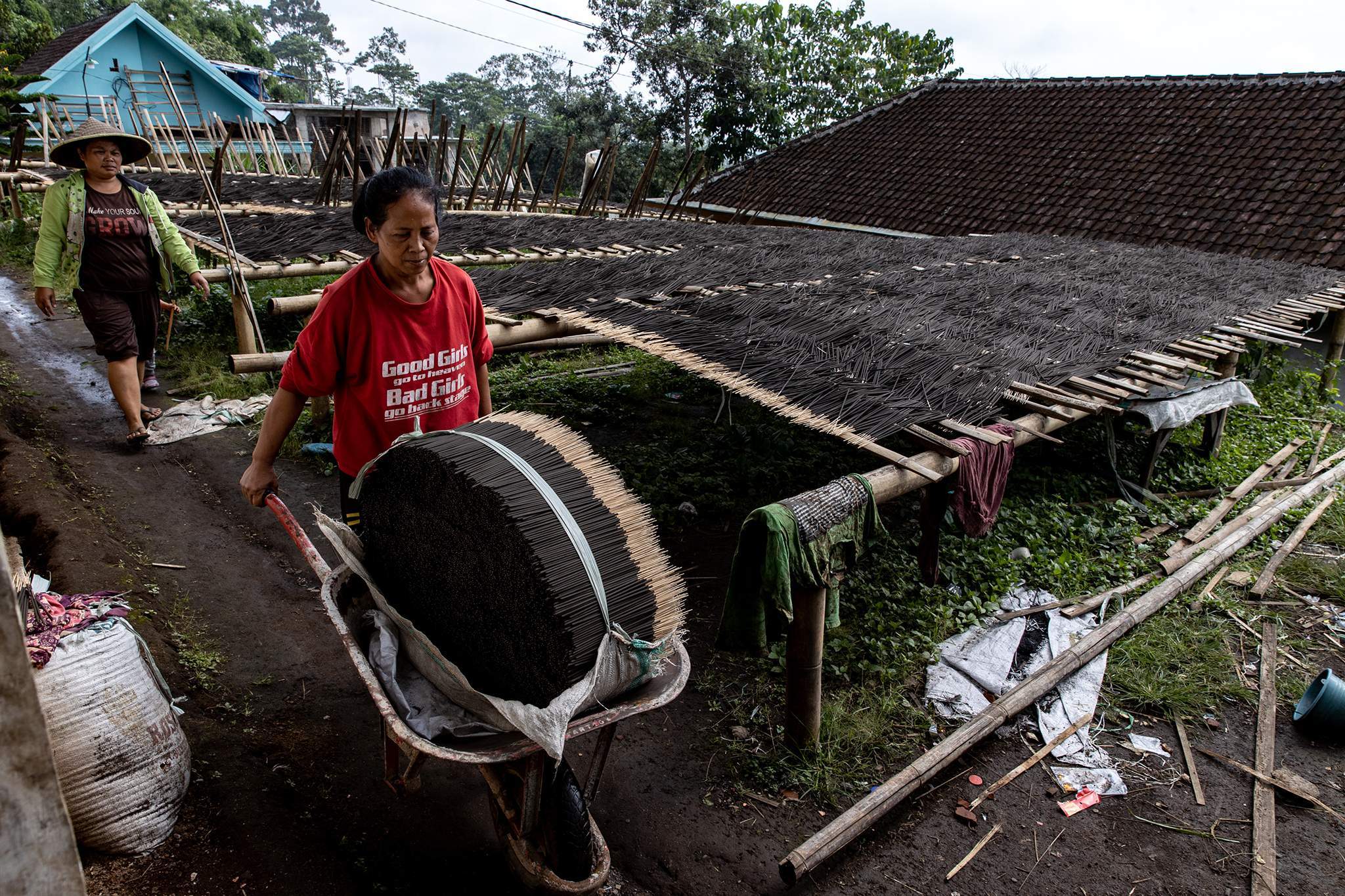 Cách người Indonesia làm hương cho Tết Nguyên đán 2022