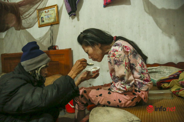 Cái Tết của người anh 70 tuổi nuôi em gái thần trí không ổn định ở Phú Thọ