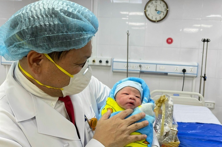 'Công dân nhí' đầu tiên chào đời đúng khoảnh khắc giao thừa tại Bệnh viện Phụ sản Trung ương