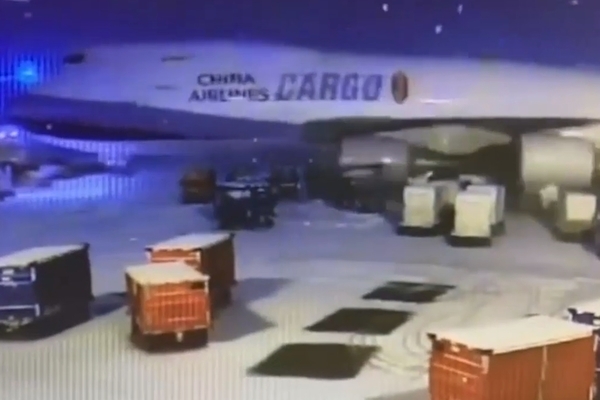 Máy bay chở hàng 'quét' cả dàn xe đẩy hành lý trên đường băng sân bay