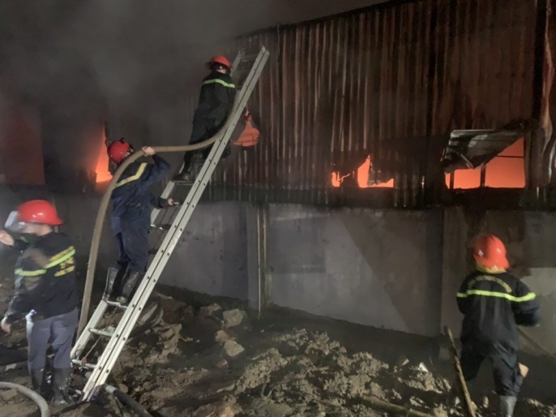 Hà Tĩnh: Cháy lớn tại cửa hàng kinh doanh điện nước ngay sau thời khắc giao thừa