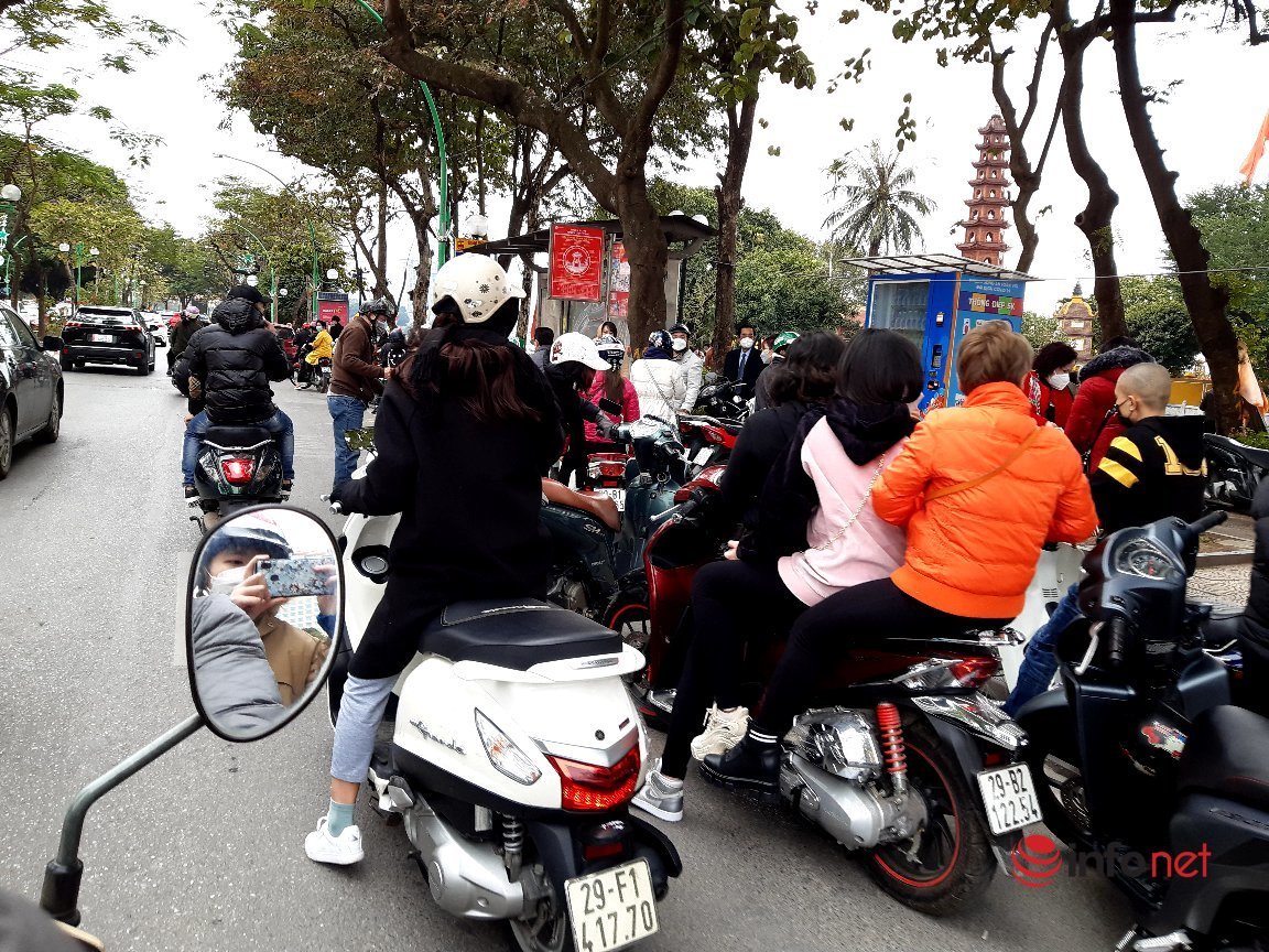 Đường phố Hà Nội đông nghịt, người dân xếp hàng mua đồ ăn ngày đầu năm