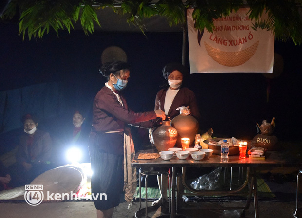 Bắc Ninh: Cận cảnh phiên chợ Âm - Dương họp lúc nửa đêm, có thể mua bán bằng... tiền âm phủ