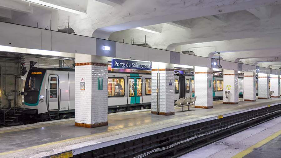 Ga tàu điện ngầm Paris sơ tán do hộp nghi chứa virus