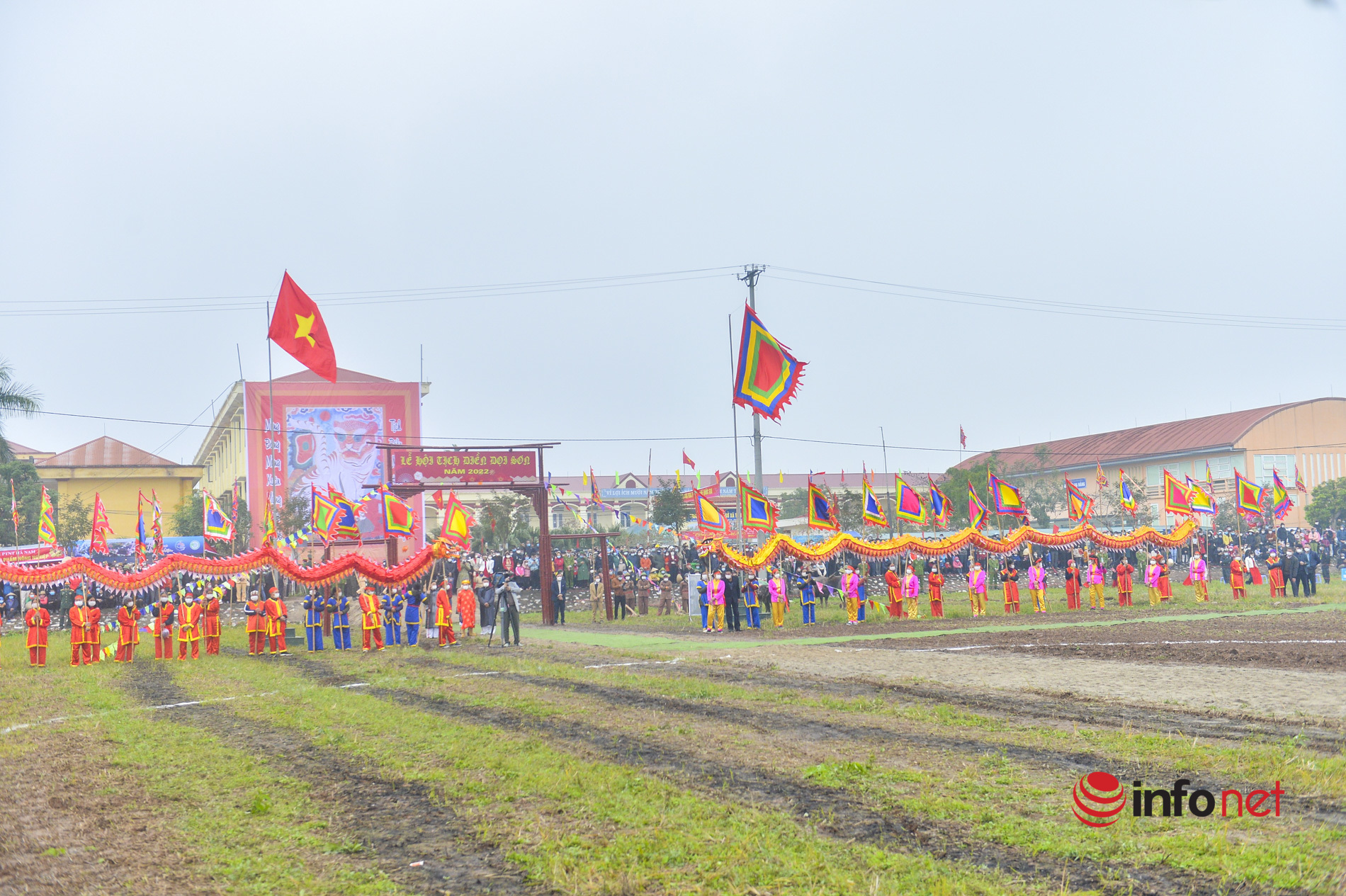 Hàng nghìn người đến Hà Nam xem 'vua đi cày'  trong lễ Tịch Điền