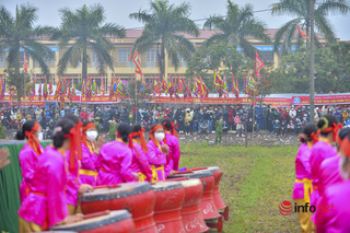 Hàng nghìn người đến Hà Nam xem "vua đi cày"  trong lễ Tịch Điền