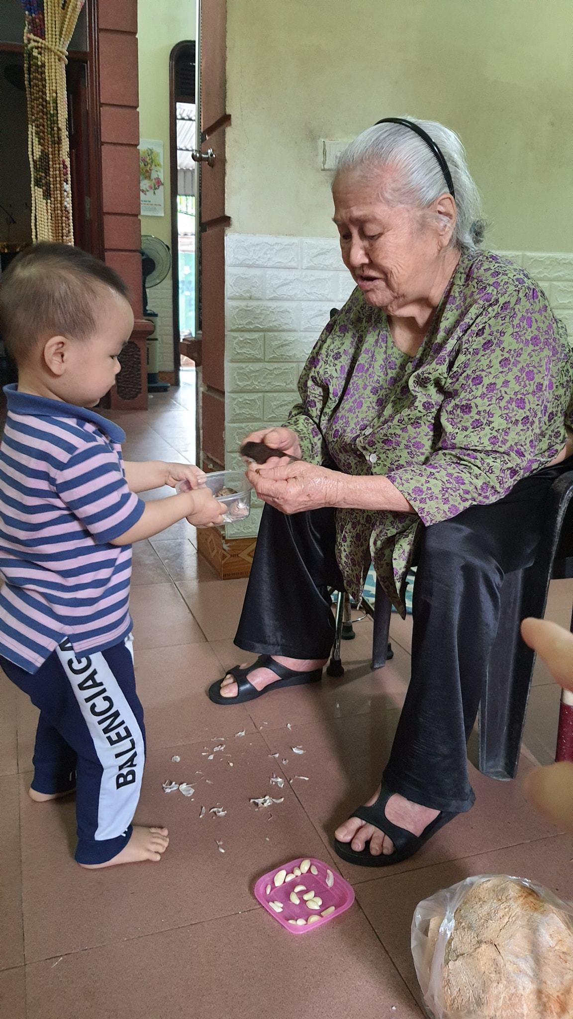Cụ bà 102 tuổi run run bón mỳ cho chắt 2 tuổi gây xúc động, hương vị tình thân là thứ tồn tại duy nhất!