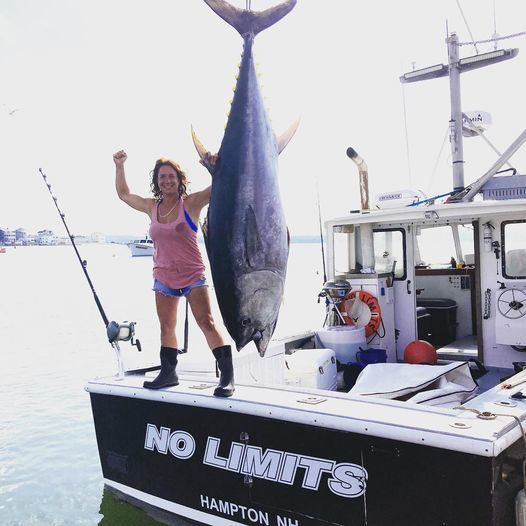 Người phụ nữ một mình kéo con cá ngừ vây xanh nặng 450 kg lên thuyền