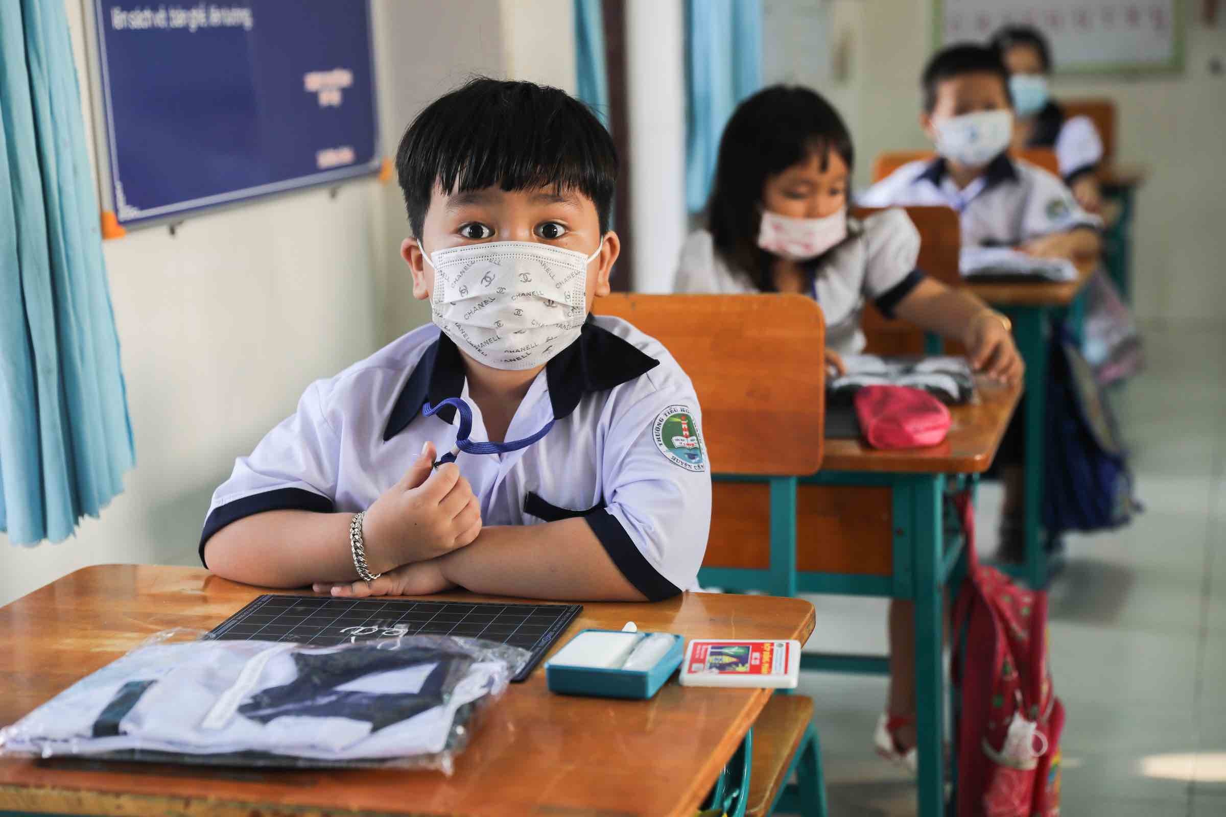 Học sinh lớp 1- 6 Hà Nội dự kiến quay lại trường, phụ huynh tâm tư: 'Mong các con đi học cả ngày để tiện đưa đón'