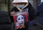 Linh vật Olympic Bắc Kinh bị thổi giá gấp 10 lần, hàng trăm người xếp hàng xuyên đêm để mua