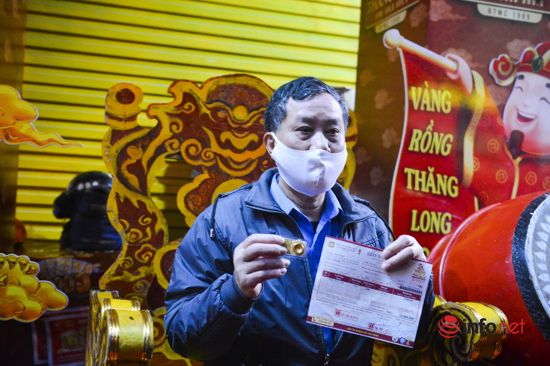 Mua vàng vía Thần Tài ở Hà Nội: Khách đội mưa rét xếp hàng từ rạng sáng mua vài chỉ cầu may