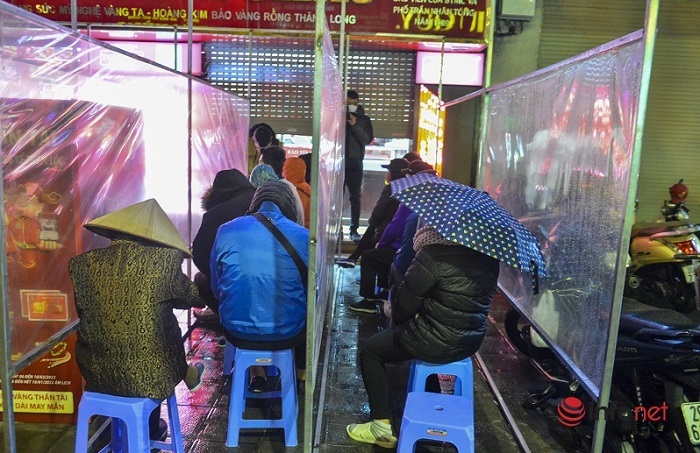 Mua vàng vía Thần Tài ở Hà Nội: Khách đội mưa rét xếp hàng từ rạng sáng mua vài chỉ cầu may