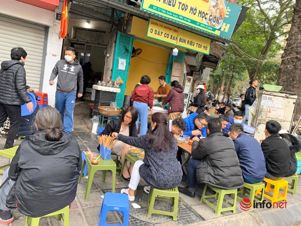 Quán bún ở Hà Nội bé tẹo, chỉ 1m2 thuê 16 nhân viên, bán nghìn bát mỗi ngày, khách ngồi kín vỉa hè chờ ăn trong giá rét