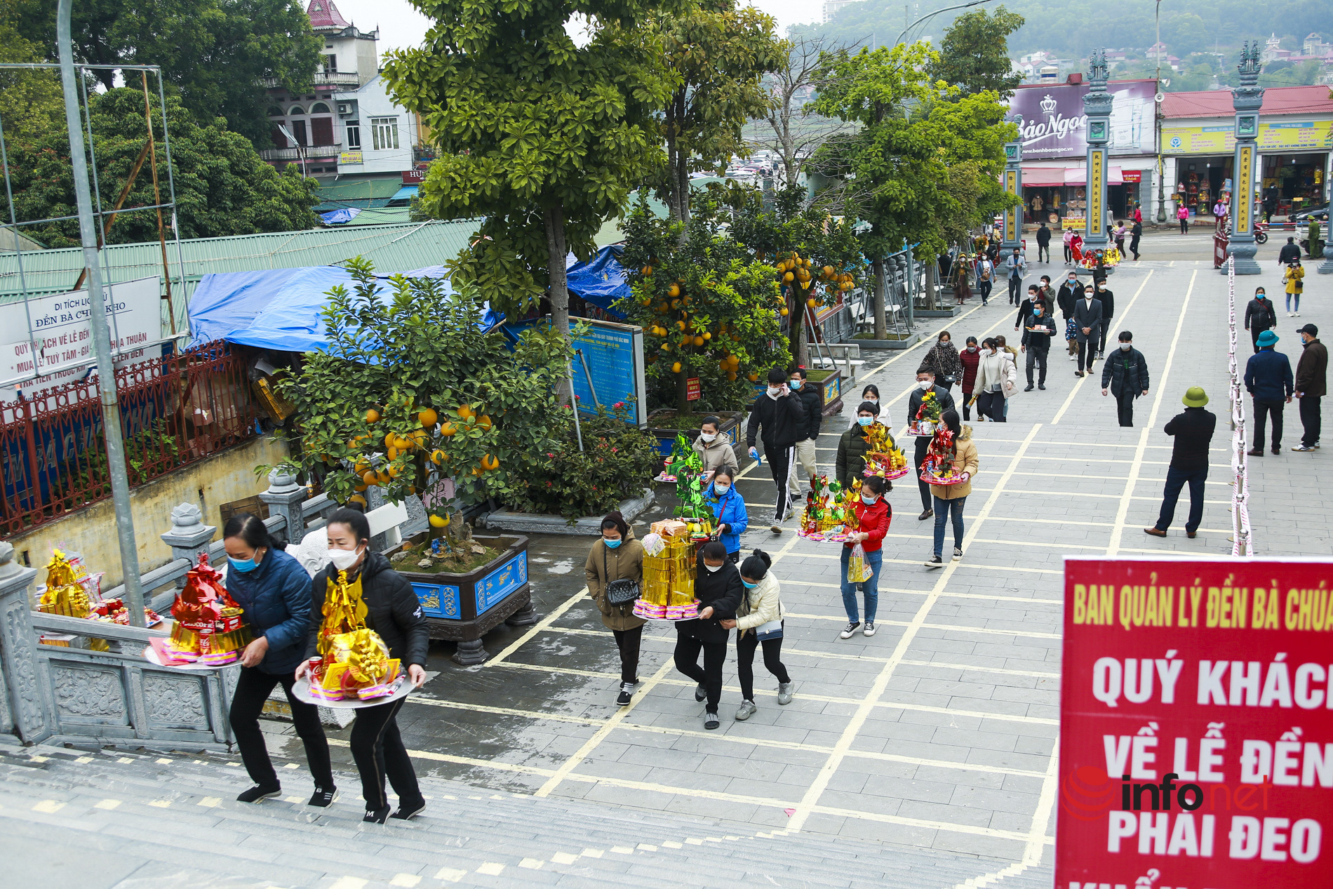 Bắc Ninh: Đền Bà Chúa Kho tấp nập khách đi lễ xin lộc, cầu may đầu năm