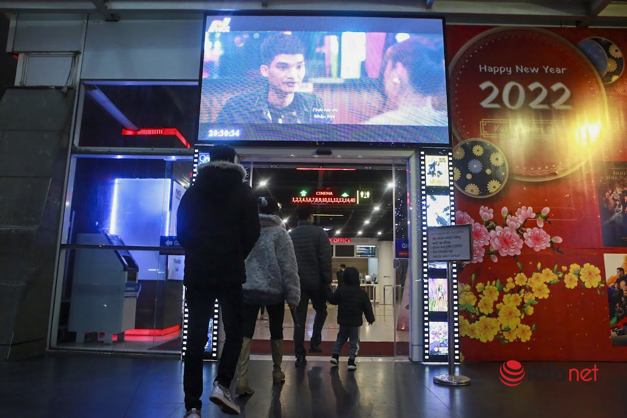 Hà Nội: Rạp chiếu phim hoạt động lại, thanh niên ùn ùn xếp hàng vào rạp