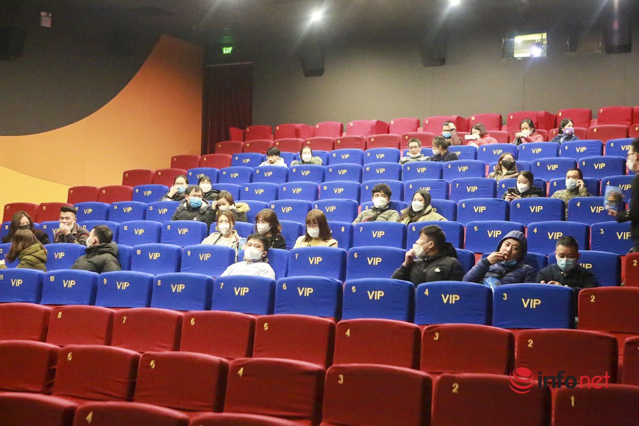 Hà Nội: Rạp chiếu phim hoạt động lại, thanh niên ùn ùn xếp hàng vào rạp