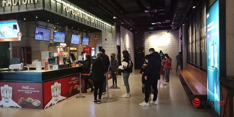 Giới trẻ Hà Nội háo hức vào rạp xem phim, đặt vé online tránh đông người