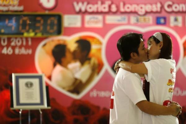 Thái Lan đề nghị các cặp đôi đeo khẩu trang khi gần gũi trong ngày Valentine