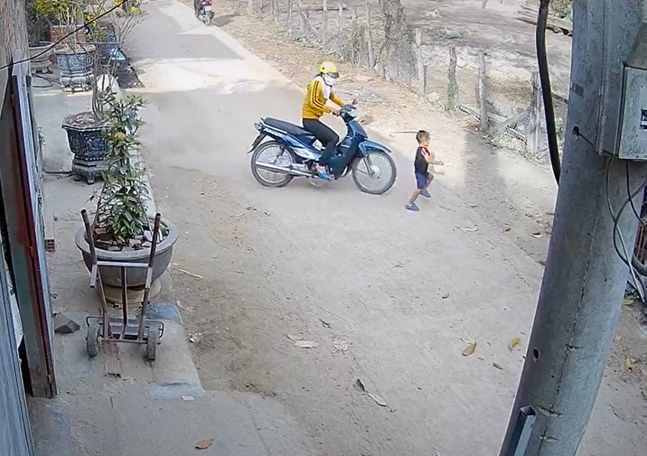 Nữ tài xế xe máy thực hiện pha 'drift' ngoạn mục tránh tai nạn khiến dân mạng trầm trồ