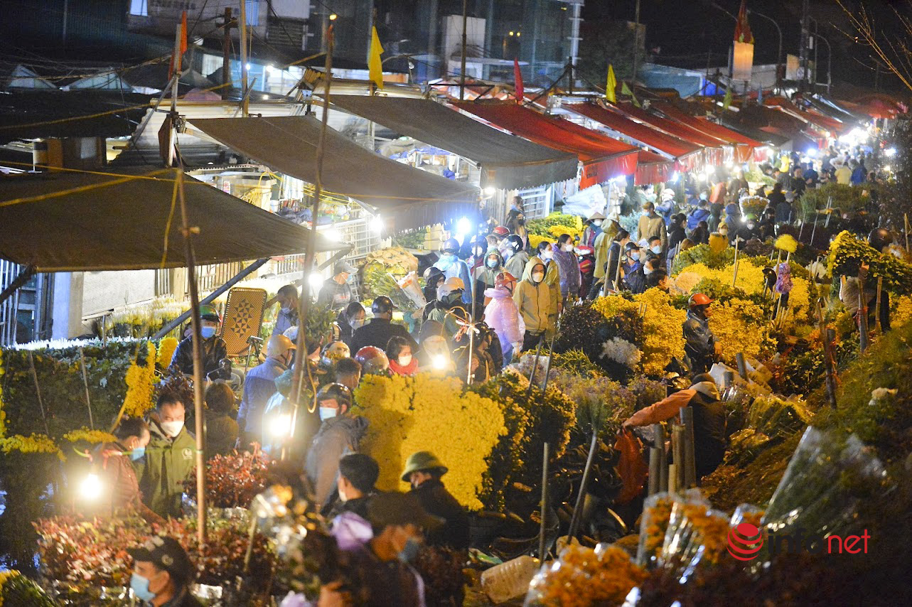Chợ hoa lớn nhất Hà Nội ngày Valentine: Hoa đẹp, xịn khách vắng tanh, chỗ đông đúc là nơi bán hoa cúc cúng rằm