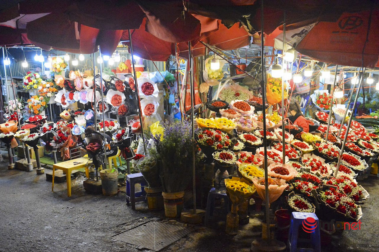 Chợ hoa lớn nhất Hà Nội ngày Valentine: Hoa đẹp, xịn khách vắng tanh, chỗ đông đúc là nơi bán hoa cúc cúng rằm