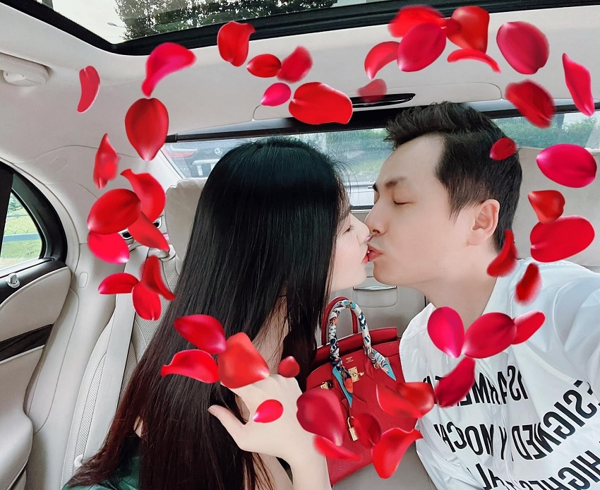 '50 sắc thái' công khai tình yêu dịp Valentine trên mạng xã hội