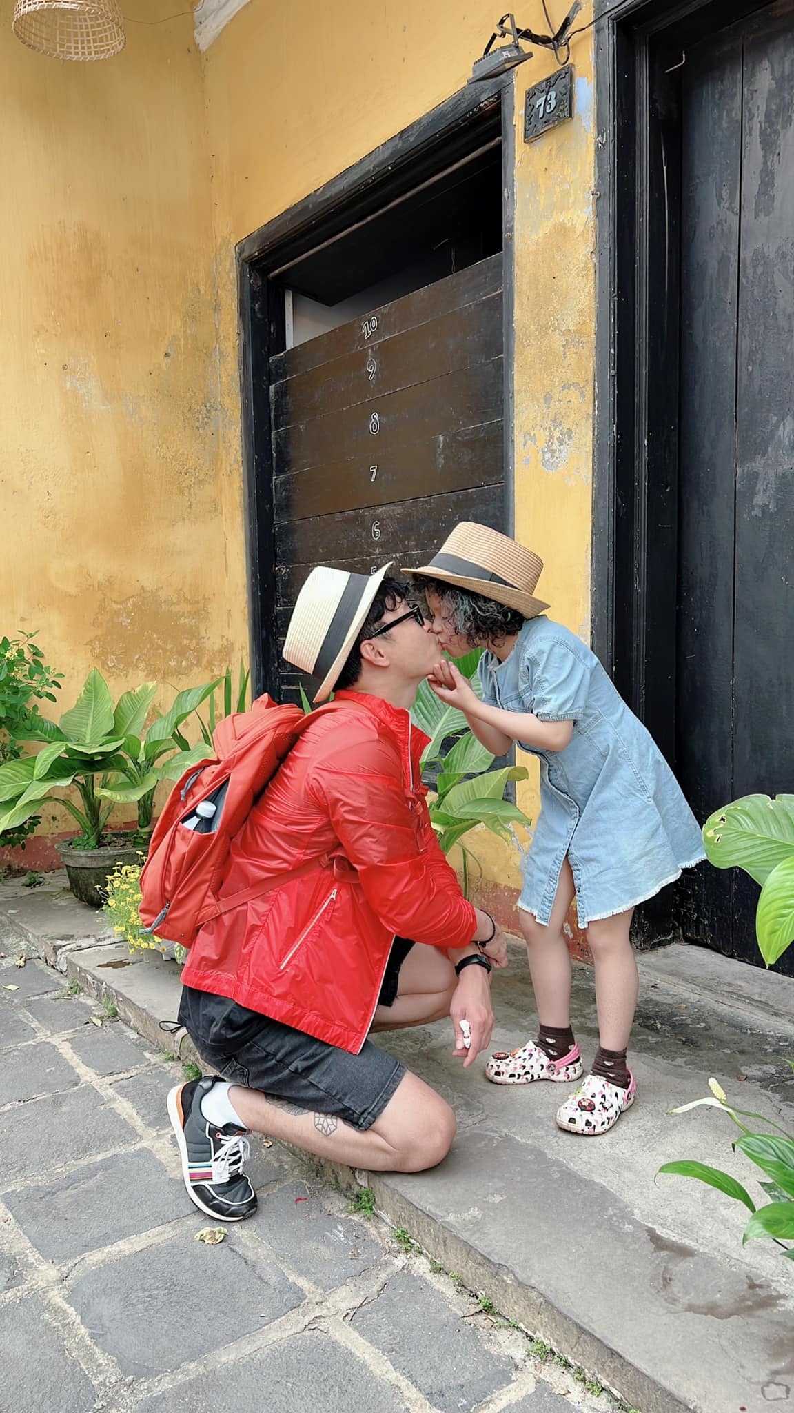 Sao Việt hớn hở khoe quà Valentine, bất ngờ nhất là màn khóa môi của 'ông chú' Tấn Trường