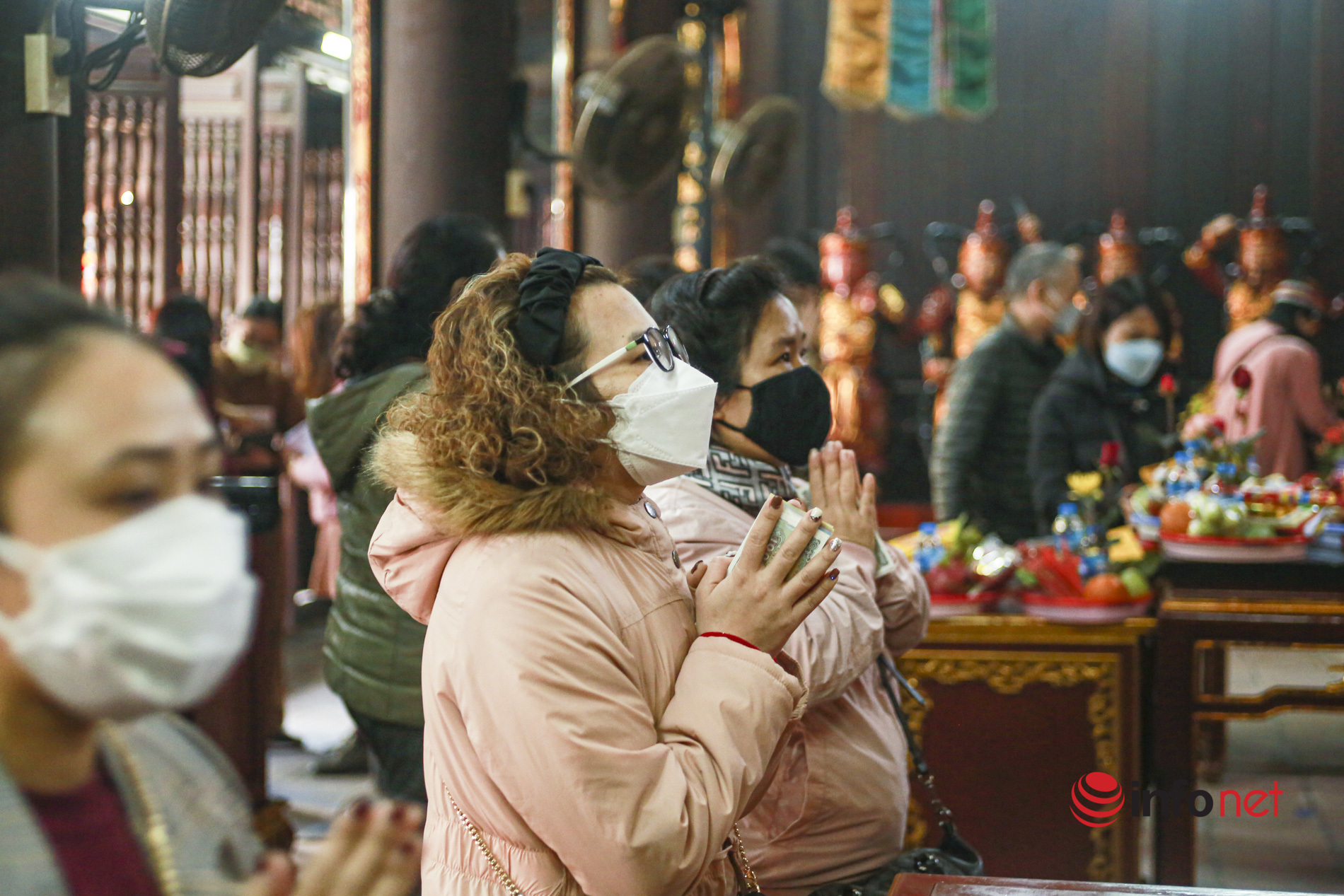 Cô gái 9X vượt trăm cây số đến chùa Hà cầu duyên ngày Valentine