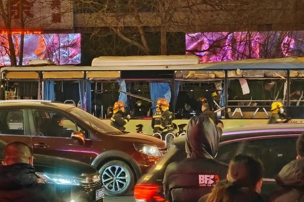 Nổ xe buýt bí ẩn đúng giờ cao điểm ở Trung Quốc khiến 43 người thương vong