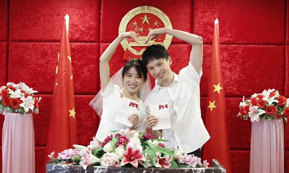 Vì sao nhiều cặp đôi ở Trung Quốc chọn ngày 22/2 đi đăng ký kết hôn?