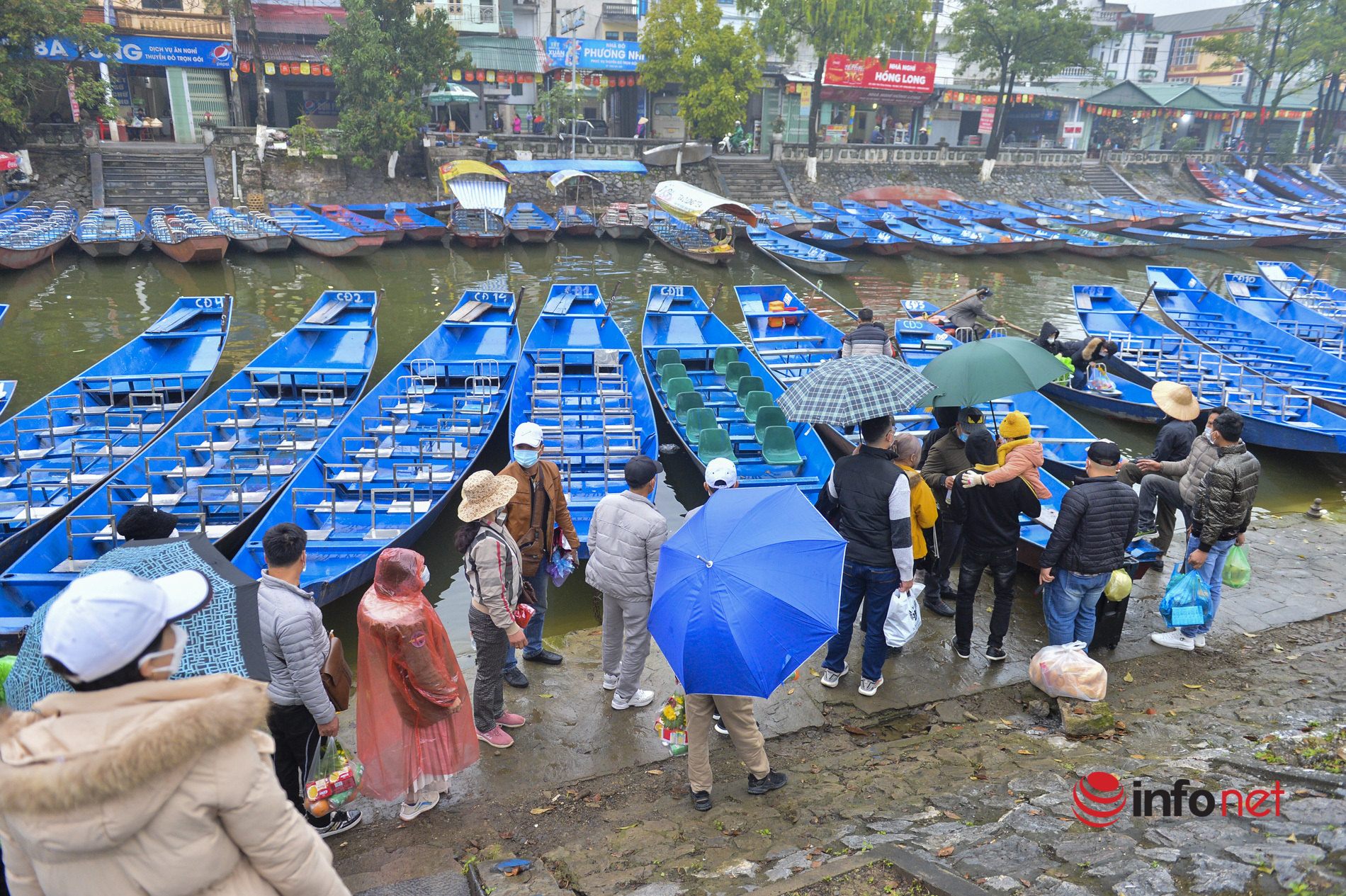 5.000 khách về chùa Hương ngày mở cửa trở lại, trăm đò đưa khách tấp nập trên suối Yến