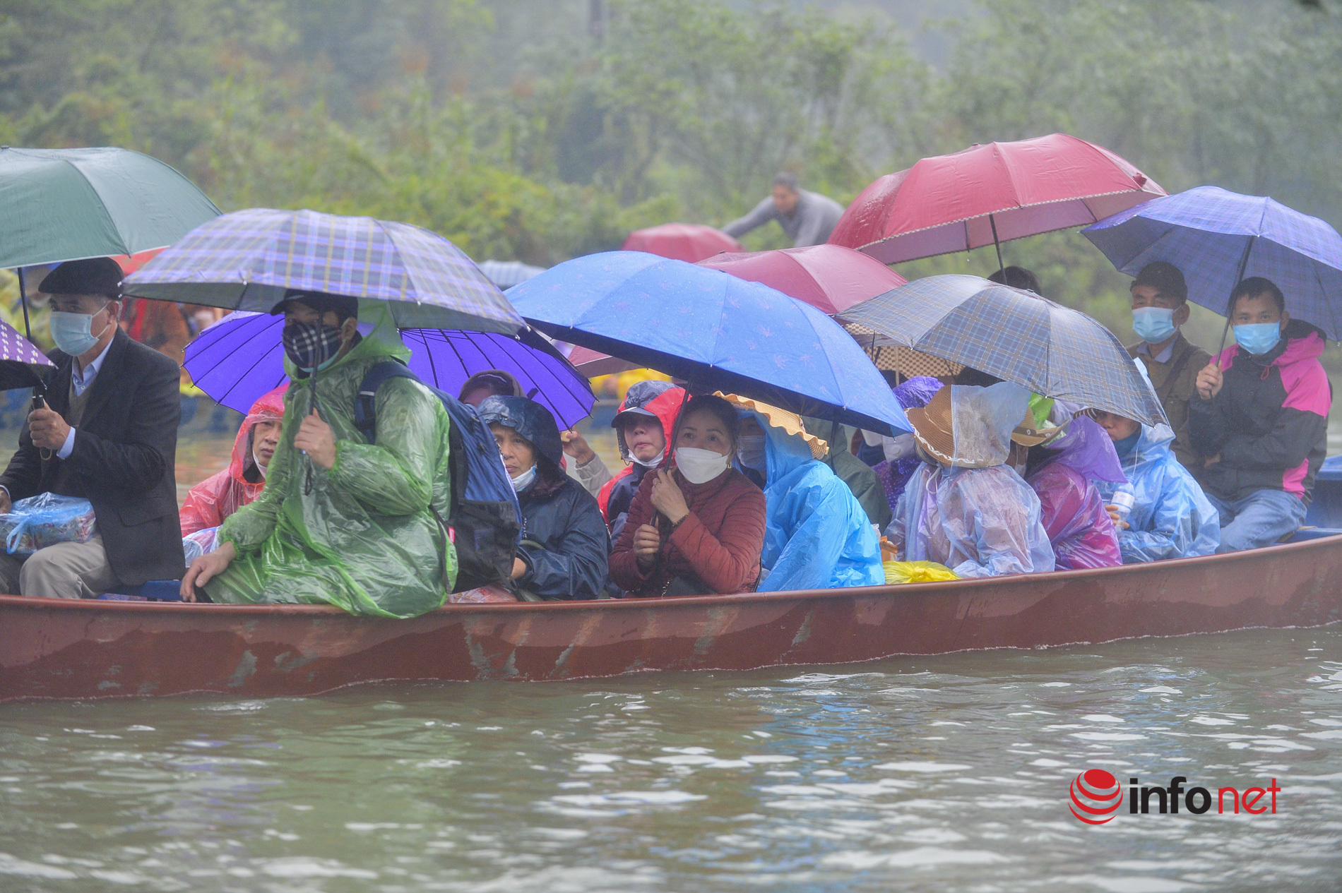 5.000 khách về chùa Hương ngày mở cửa trở lại, trăm đò đưa khách tấp nập trên suối Yến