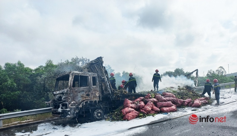 Xe tải chở ngô tươi cháy ngùn ngụt trên cao tốc Đà Nẵng - Quảng Ngãi