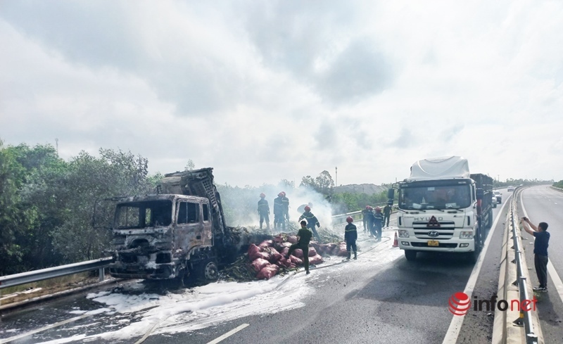 Xe tải chở ngô tươi cháy ngùn ngụt trên cao tốc Đà Nẵng - Quảng Ngãi