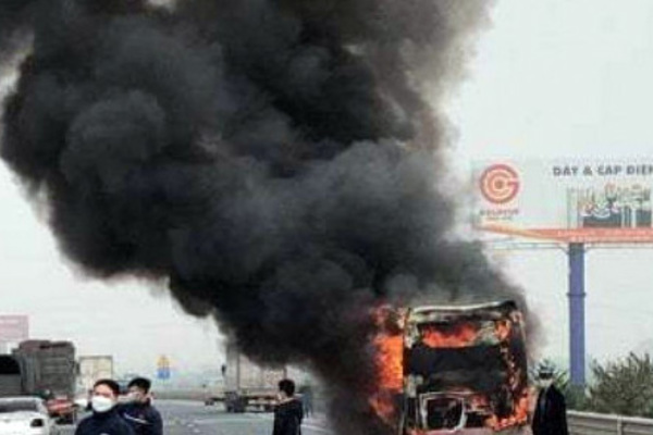 Xe chở khách cháy trơ khung trên cao tốc Pháp Vân - Cầu Giẽ