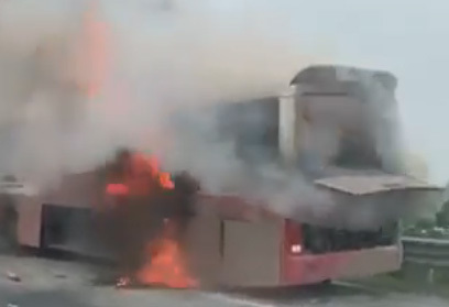 Xe chở khách cháy trơ khung trên cao tốc Pháp Vân - Cầu Giẽ