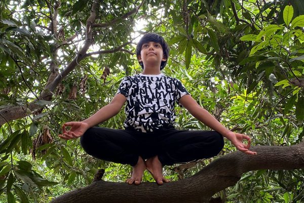 9 tuổi trở thành huấn luyện viên yoga, cậu bé lập kỷ lục thế giới