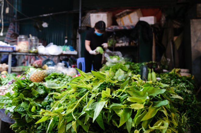 Rau xanh tăng giá gấp 2-3 lần, sả gừng 'cháy' hàng ở Hà Nội