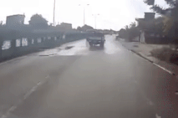 Clip những pha băng qua đường khiến cánh tài xế muốn 'rụng tim'