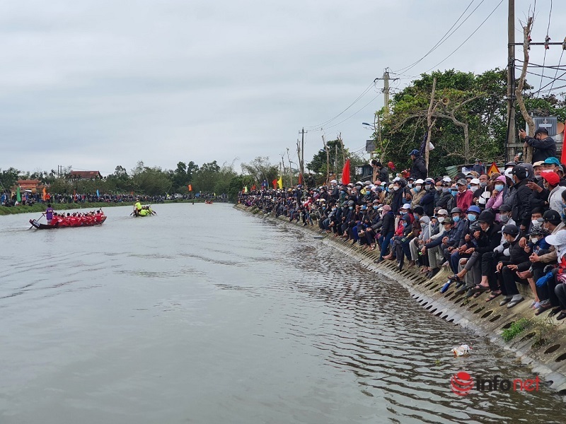 Thừa Thiên Huế: Hàng nghìn người tập trung xem đua trải trên sông Như Ý