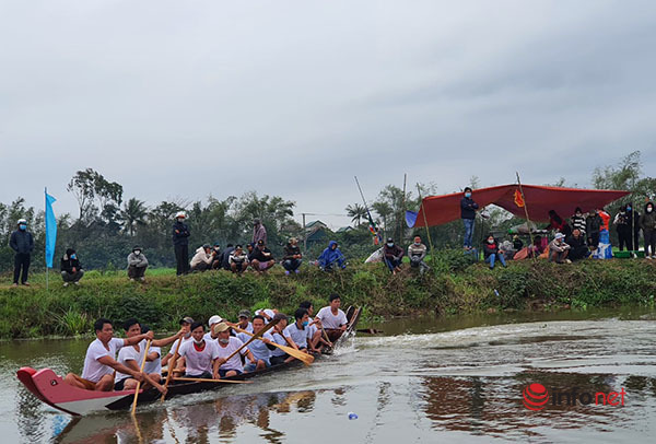 Thừa Thiên Huế: Hàng nghìn người tập trung xem đua trải trên sông Như Ý