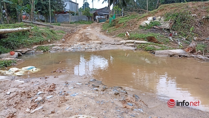 Cung đường lầy lội trơn trượt bùn đất ở Thanh Hóa, học sinh lấm lem đến trường