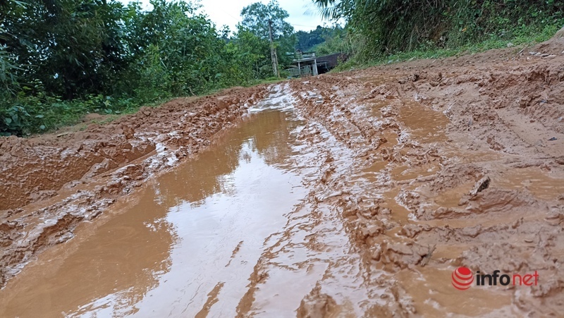 Cung đường lầy lội trơn trượt bùn đất ở Thanh Hóa, học sinh lấm lem đến trường