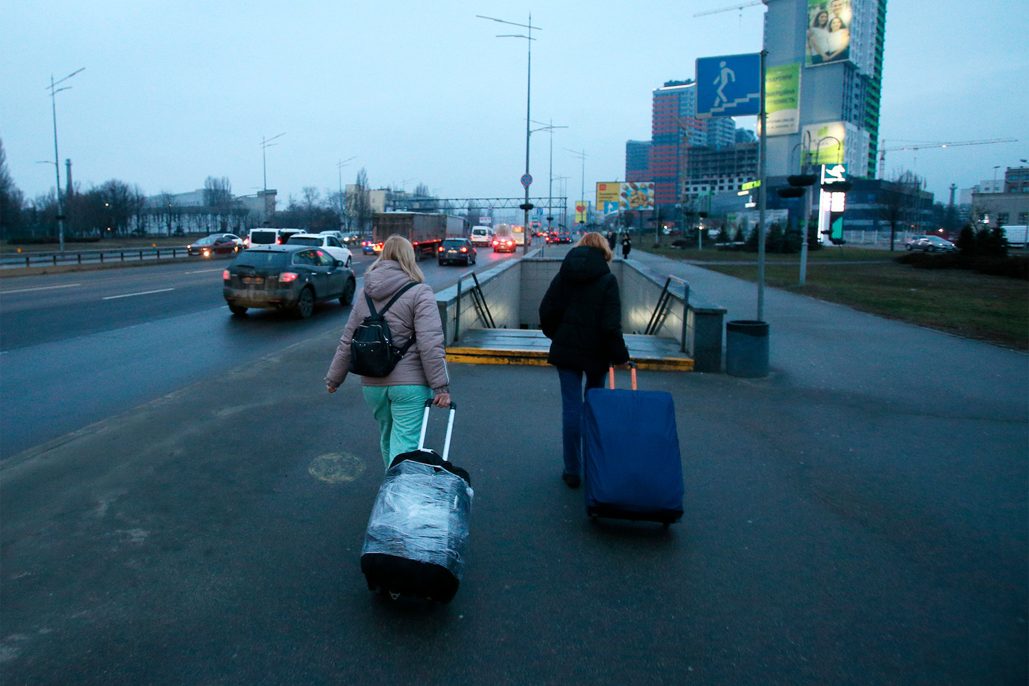 Dòng người Ukraine ùn ùn di tản đến nơi an toàn