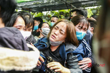 Vụ chìm ca nô ở Quảng Nam: Người mẹ trẻ khóc ngất khi xe cứu thương đưa tro cốt 2 con trai về Hà Nội