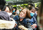 Vụ chìm ca nô ở Quảng Nam: Người mẹ trẻ khóc ngất khi xe cứu thương đưa tro cốt 2 con trai về Hà Nội