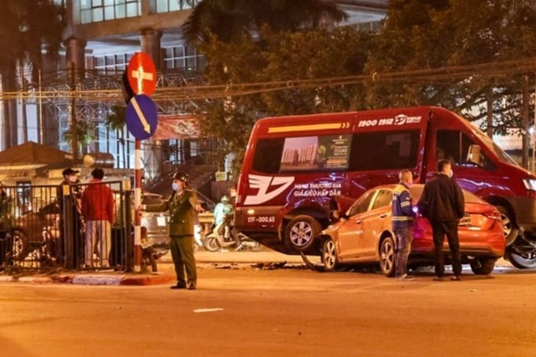 Hà Nội: Xe 4 chỗ tông xe khách, 2 xe hư hỏng nặng, tài xế xe con 'mất tích'