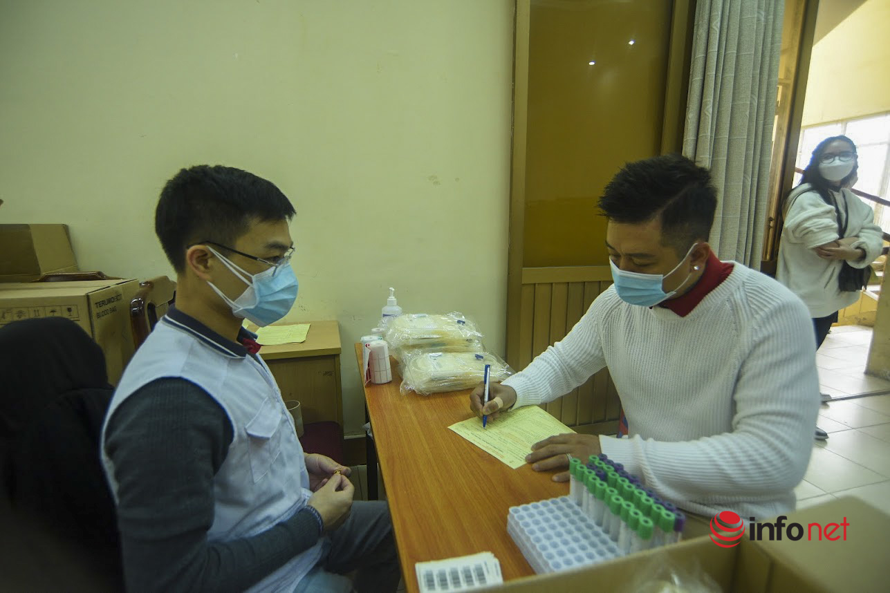 Hàng trăm sinh viên Hà Nội tham gia chương trình hiến máu