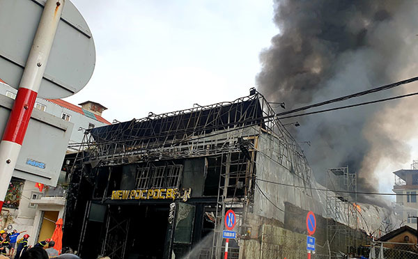 Cháy lớn khói bay cao ngút, nhà hàng bia nổi tiếng bị thiêu rụi