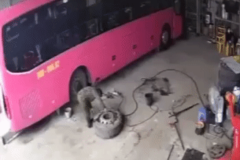 Lốp ô tô nổ tung khi đang bơm, hất văng người thợ sửa xe ở Lai Châu